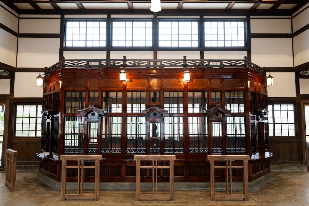 出札室（でふだしつ）