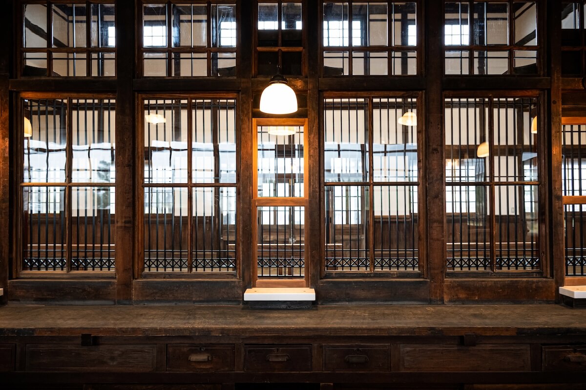 出札室（でふだしつ）