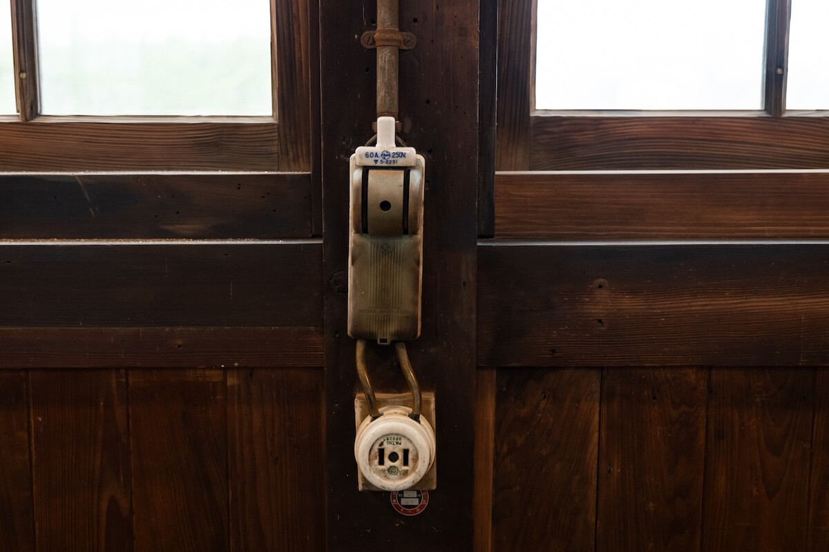 出札室（でふだしつ）