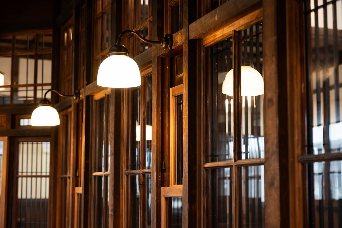 出札室（でふだしつ）