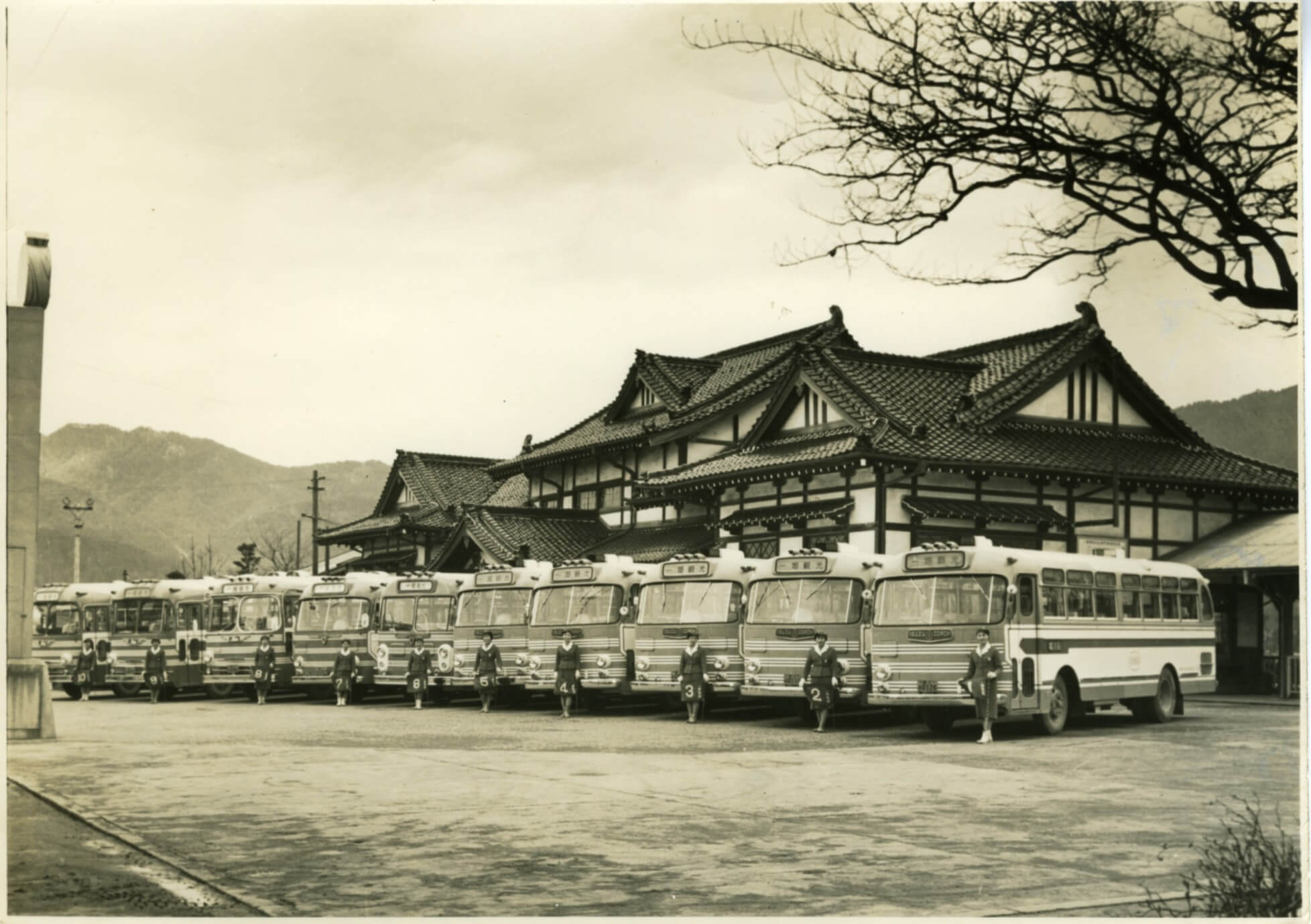 昭和30年代の旧大社駅とバス