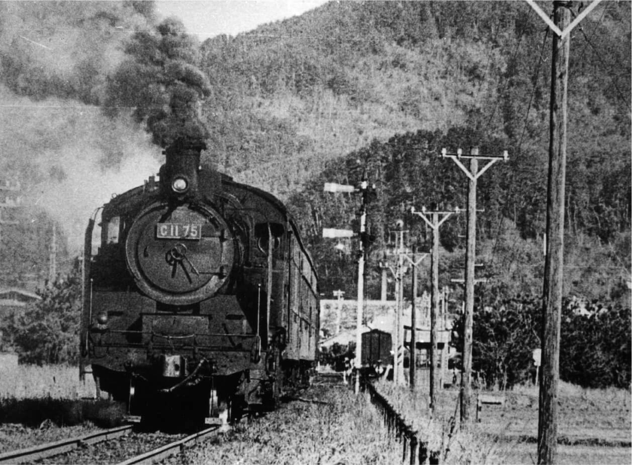 煙を上げて走る蒸気機関車